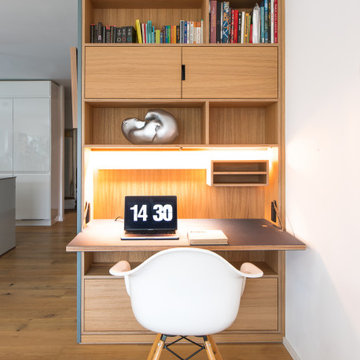 Bücherregal und Heimbüro mit Klappschreibtisch