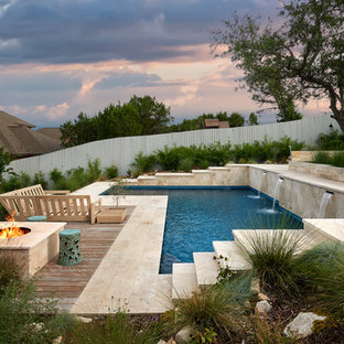 オースティンの中サイズのL型コンテンポラリースタイルのおしゃれなプール (天然石敷き、噴水) の写真