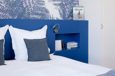 Inspiration pour une chambre parentale avec un mur bleu.