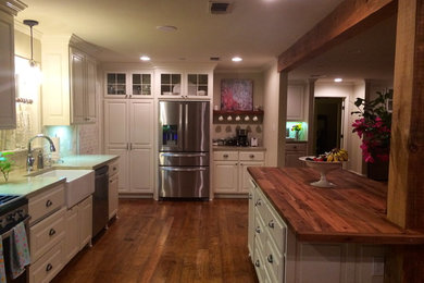 Kitchen - traditional kitchen idea in New Orleans