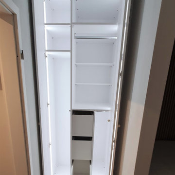 multifunktionaler Einbauschrank mit Beleuchtung