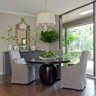 オースティンの中サイズのトランジショナルスタイルのLDKの画像 (グレーの壁、無垢フローリング、暖炉なし)