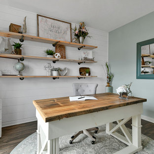 Bild på ett mellanstort lantligt hemmabibliotek, med grå väggar, vinylgolv, ett fristående skrivbord och brunt golv