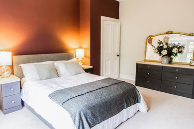 Diseño de dormitorio principal clásico de tamaño medio sin chimenea con paredes beige, moqueta y suelo blanco