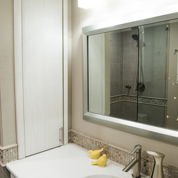 Contemporary and Organized Bathroom