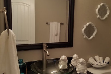 Example of a minimalist bathroom design in Phoenix