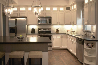 Transitional Eat-In Kitchen With Clear Glass Tile Backsplash