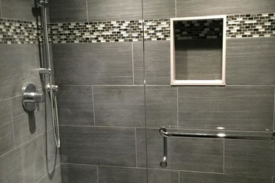 Ejemplo de cuarto de baño tradicional renovado con ducha empotrada, baldosas y/o azulejos grises, baldosas y/o azulejos de cerámica, suelo de baldosas de cerámica, suelo gris y ducha abierta
