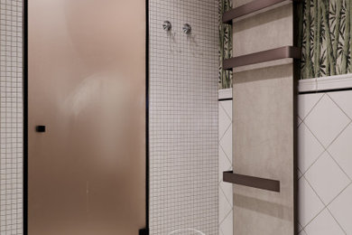 На фото: ванная комната в стиле фьюжн с обоями на стенах с