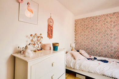 Exemple d'une chambre d'enfant moderne de taille moyenne avec sol en stratifié, un sol marron et du papier peint.