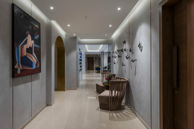 Example of a trendy entryway design in Mumbai