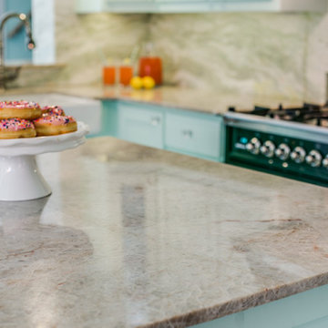 White Jade Onyx Backsplash and Chateaux Blanc Quartzite Countertop