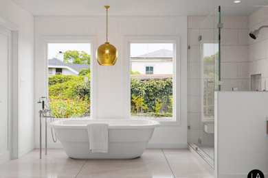 Example of a minimalist bathroom design in Los Angeles
