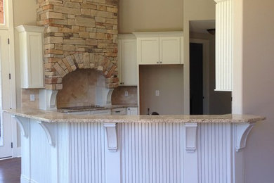 Eat-in kitchen - mid-sized craftsman eat-in kitchen idea in Atlanta with an undermount sink, shaker cabinets, white cabinets and granite countertops