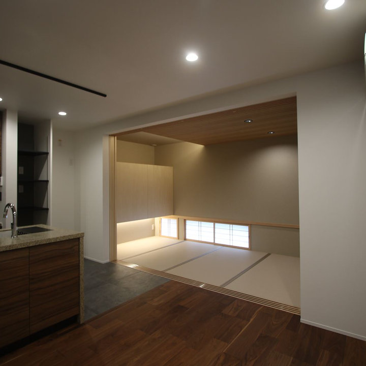 おしゃれなリビング・居間 (和モダンな壁紙、壁紙) の画像 75選 - 2026 年 7月 | Houzz (ハウズ)