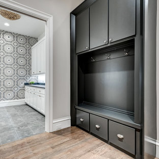 ダラスのコンテンポラリースタイルのおしゃれな洗濯室 (アンダーカウンターシンク、シェーカースタイル扉のキャビネット、白いキャビネット、クオーツストーンカウンター、マルチカラーの壁、セラミックタイルの床、左右配置の洗濯機・乾燥機、グレーの床、青いキッチンカウンター) の写真