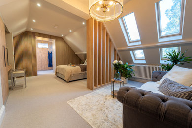 Imagen de dormitorio principal actual grande con paredes grises, moqueta, suelo beige y panelado
