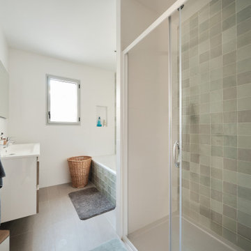 Salle de bain familiale avec zelij vert d'eau