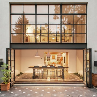 オーランドのトランジショナルスタイルのおしゃれな家の外観 (ガラスサイディング、陸屋根、戸建) の写真