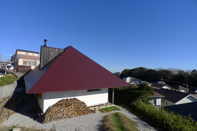 Photo of a large and white bungalow render detached house in Yokohama with a half-hip roof, a metal roof, a red roof and shiplap cladding.