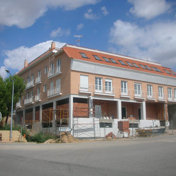 Edificio 19 viviendas, 4 locales comerciales y 15 plazas de garaje 2.208,26 m2.