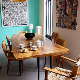 Réalisation d'une salle à manger ouverte sur le salon design de taille moyenne avec un sol en carrelage de céramique et un mur bleu.