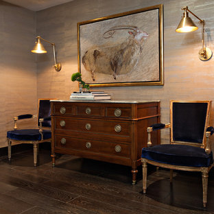 Bild på en mellanstor vintage hall, med mörkt trägolv, beige väggar och brunt golv