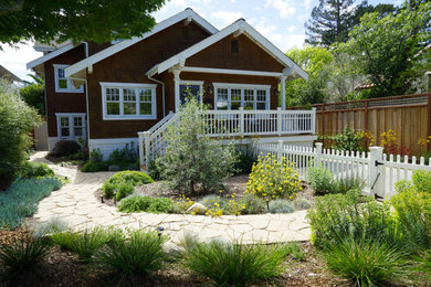 Design ideas for a mid-sized modern drought-tolerant front yard brick flower bed.