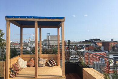 Mid-sized rooftop and rooftop deck in Berlin with a container garden and a roof extension.
