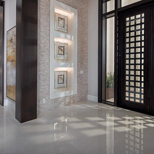 Ispirazione per una porta d'ingresso contemporanea di medie dimensioni con pareti beige, pavimento in marmo, una porta a due ante, una porta in vetro e pavimento beige