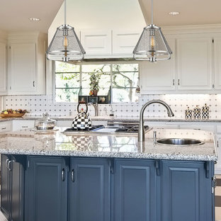 Стильный дизайн: большая п-образная кухня в стиле современная классика с кладовкой, тройной раковиной, фасадами с утопленной филенкой, белыми фасадами, столешницей из гранита, разноцветным фартуком, фартуком из керамической плитки, техникой из нержавеющей стали, полом из керамической плитки, островом и разноцветным полом - последний тренд