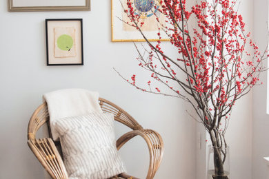 Example of a transitional living room design in New York
