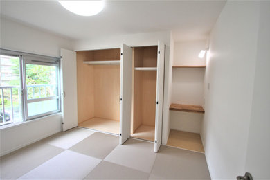 他の地域にある和風のおしゃれな主寝室 (白い壁、畳、茶色い床、壁紙、白い天井)