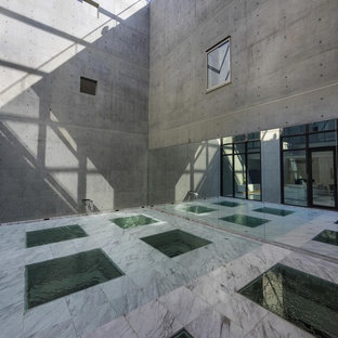 東京23区のインダストリアルスタイルのおしゃれな中庭のテラス (日よけなし) の写真