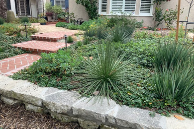 Inspiration for a traditional landscaping in Los Angeles.
