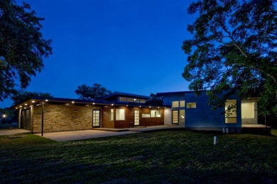 Example of a minimalist home design design in Austin