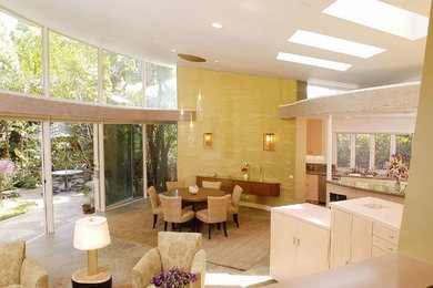 Example of a minimalist living room design in Los Angeles
