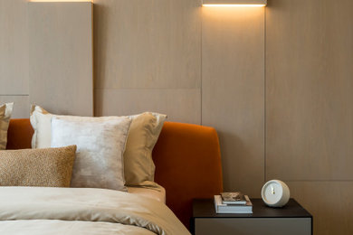 Стильный дизайн: хозяйская спальня в современном стиле с оранжевыми стенами и паркетным полом среднего тона - последний тренд