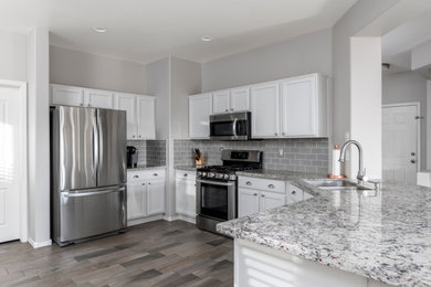 Kitchen - modern kitchen idea in Ottawa