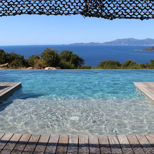 Inspiration för en mellanstor maritim anpassad infinitypool framför huset