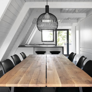 オールボーの北欧風 LDKの画像 (濃色無垢フローリング、グレーの床)