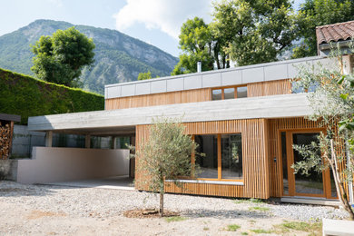Cette photo montre une façade de maison tendance.