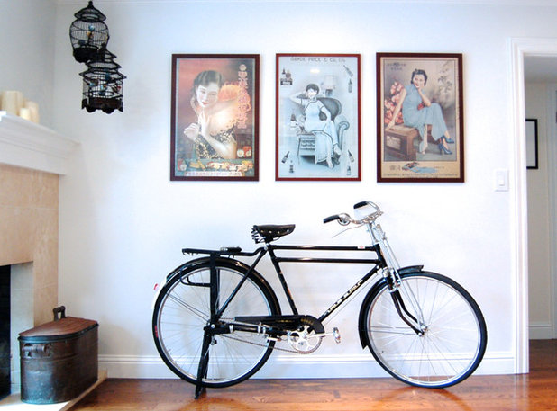 Современный Гостиная Chinese bicycle and paintings