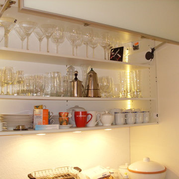 Hochfalt-Klappen-Oberschrank geöffnet, befüllt und beleuchtet