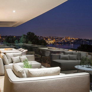 Ejemplo de balcones contemporáneo, en anexo de casas, con barandilla de vidrio