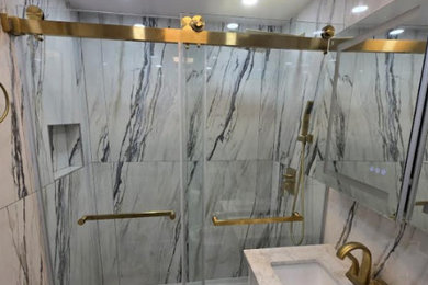 Bathroom - bathroom idea in New York