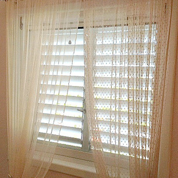 2 different curtains on both window in dusty rose