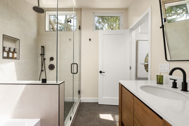 Inspiration for a modern bathroom remodel in Los Angeles