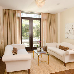 Bild på ett litet funkis separat vardagsrum, med beige väggar och bambugolv