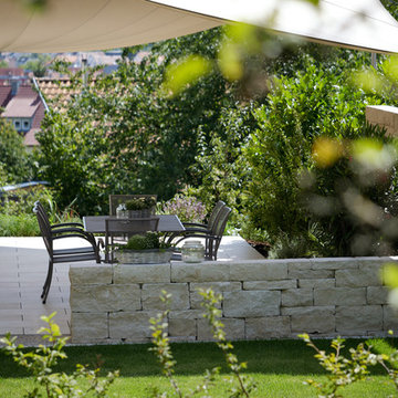 Großzügige Terrasse mit stilvollem Sonnenschutz